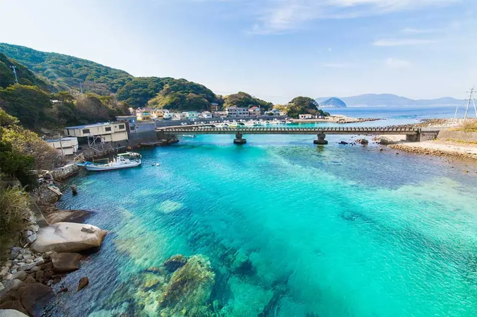 柏島の入り江。橋の下に広がる、エメラルドに透き通った海